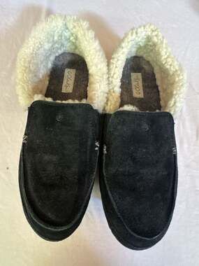 #591 OluKai Ku'una Women's Black Shearling Leather Slippers